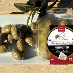 Olives farcies à la main au fromage feta